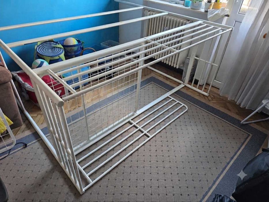 Vând ansamblu pat şi birou IKEA. Bonus: saltea aloe vera, cu memorie. În stare foarte bună. 800 lei