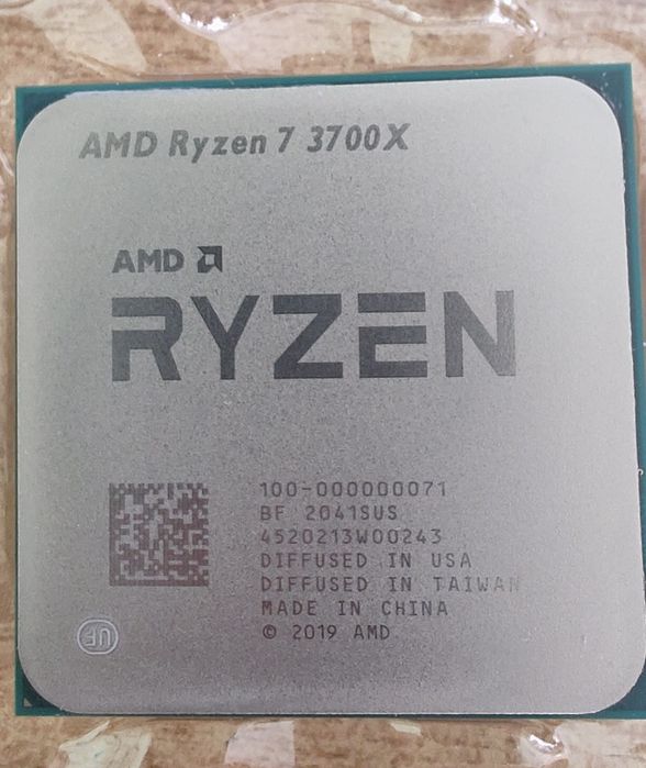 AMD Ryzen 7 3700X (8 ядра / 16 нишки) + стоков охладител