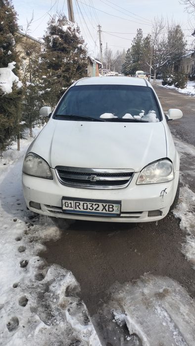 Lacetti srochna sotiladi