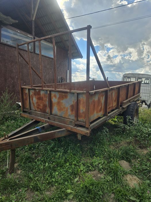 Remorca tractor basculabilă