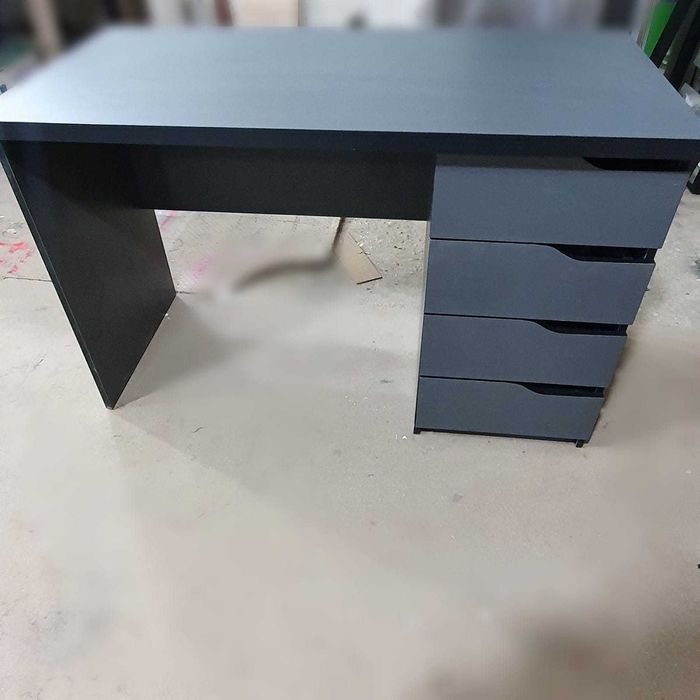 Стол с выдвижными ящиками