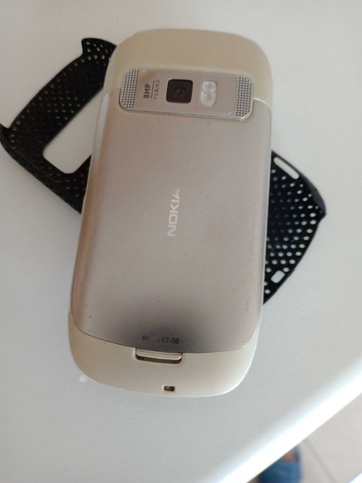 Продавам NOKIA -C7 +много екстри към  нея - подаръци