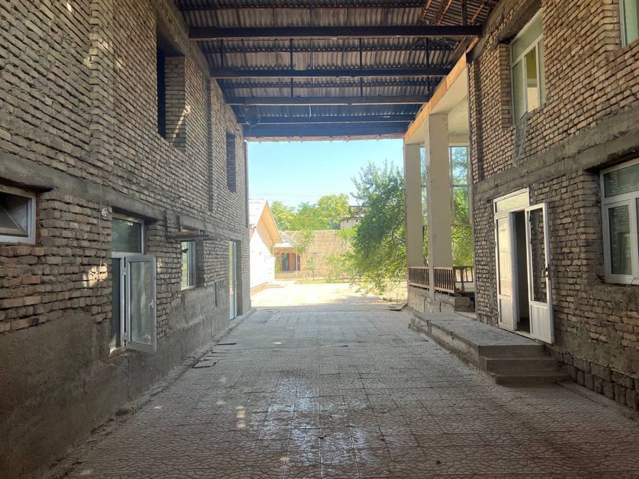 Guliston shahar, hovli sotiladi, 14 sorihdan iborat.5 xonali uy bor…..