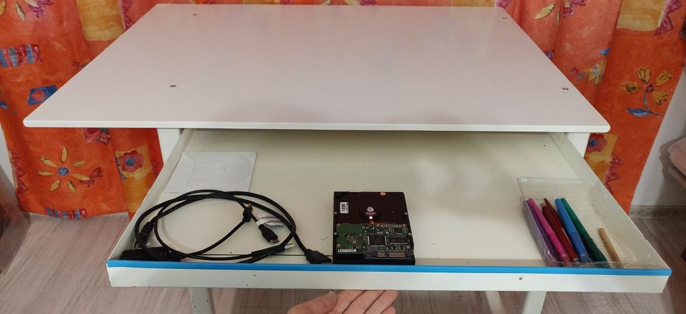 Masa robusta și stabilă,de metal, cu sertar încăpător