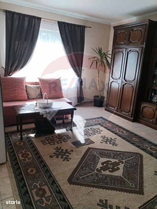 Casă individuală, teren 3275 mp, 6 camere, livadǎ cu pomi fructiferi