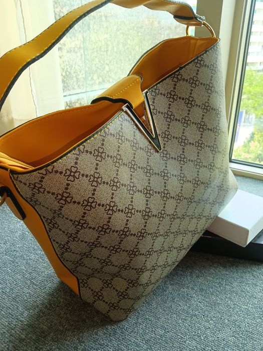 Много удобна дамска чанта, в която лесно ще съберете и ще откривате вс