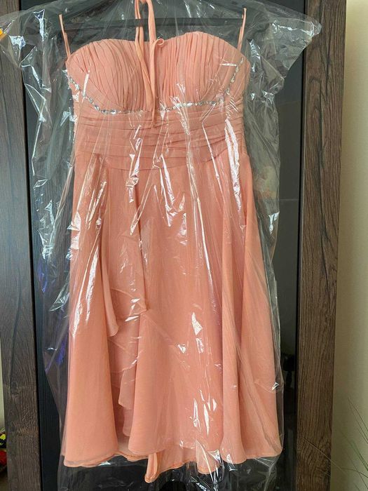 ОФициална рокля в цвят праскова.