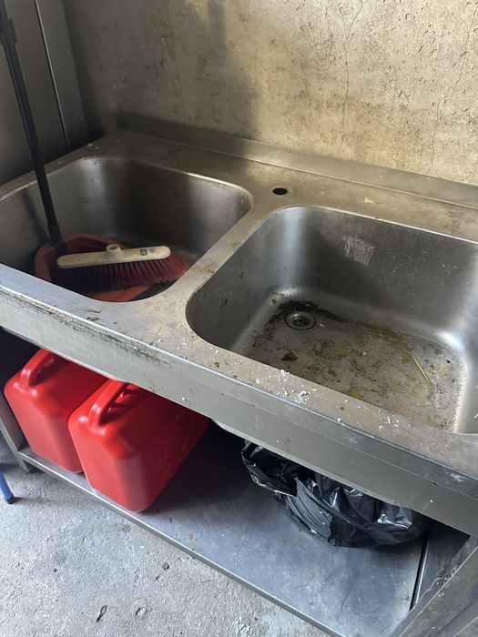 Оборудване за кухня: работни маси, машини и подаръци