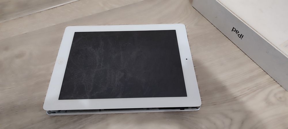 Айпад (лежал без дела, надулся, распух)