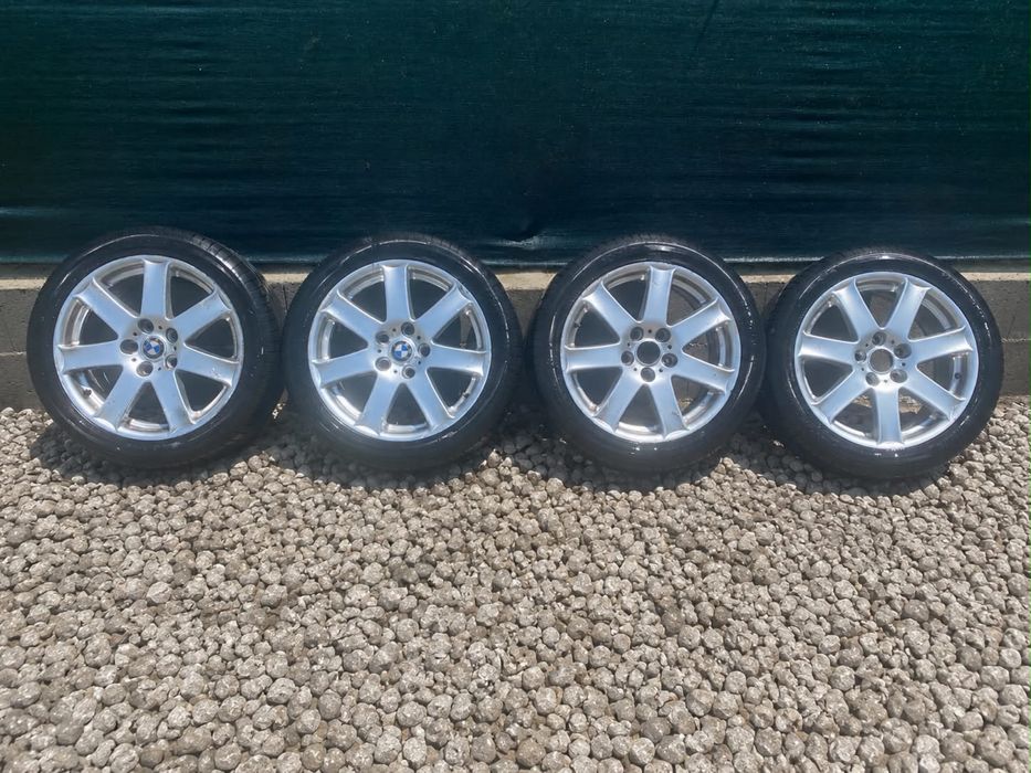 Продавам 17-ски алуминиеви джанти за BMW 3-та серия и 5-та серия с перфектни летни гуми на 1 сезон, DOT 24 година