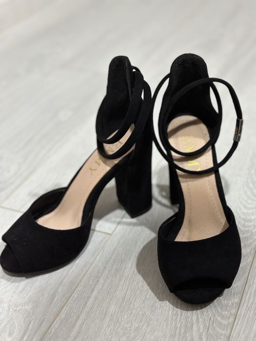 Босоножки на каблуке