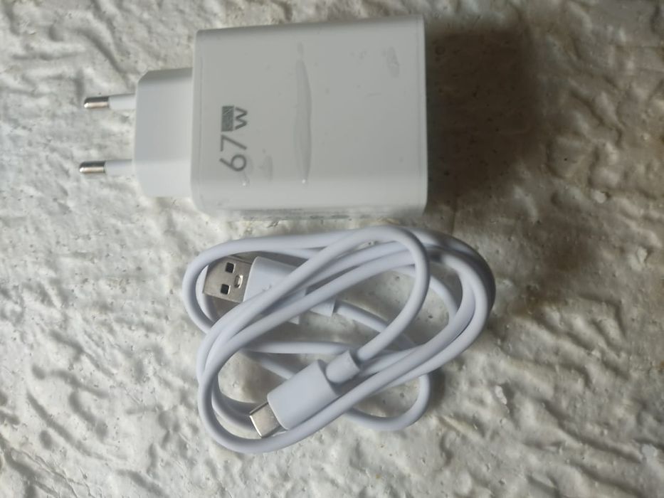 Зарядное с кабелем.