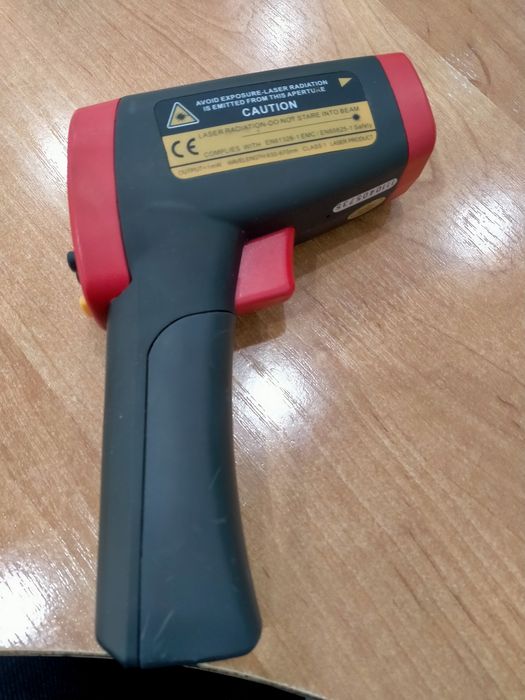 Пирометр для определения температуры.