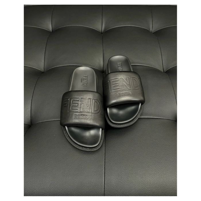 Fendi Embossed Logo Slides / Black