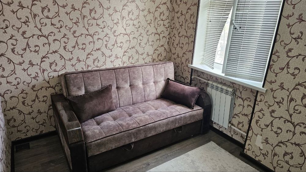 Navoiy shahar markazida 2 xonali tayyor jihozlari bilan uy sotiladi