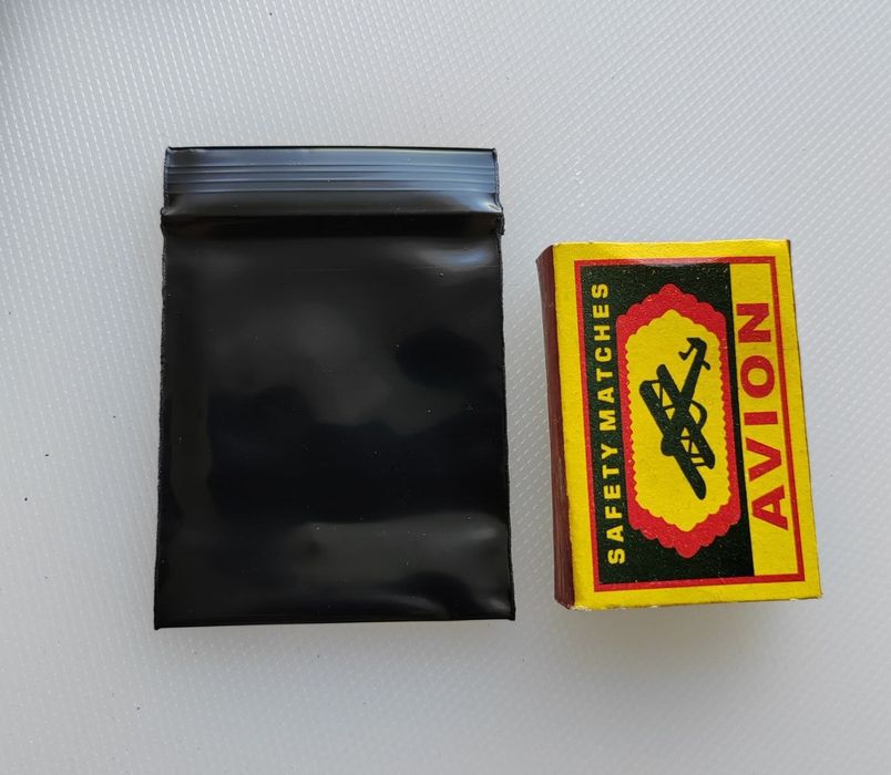 Чёрные зип-лок пакетики.