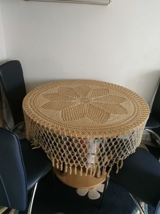 Față de masă macrame, elegantă, lucrată manual