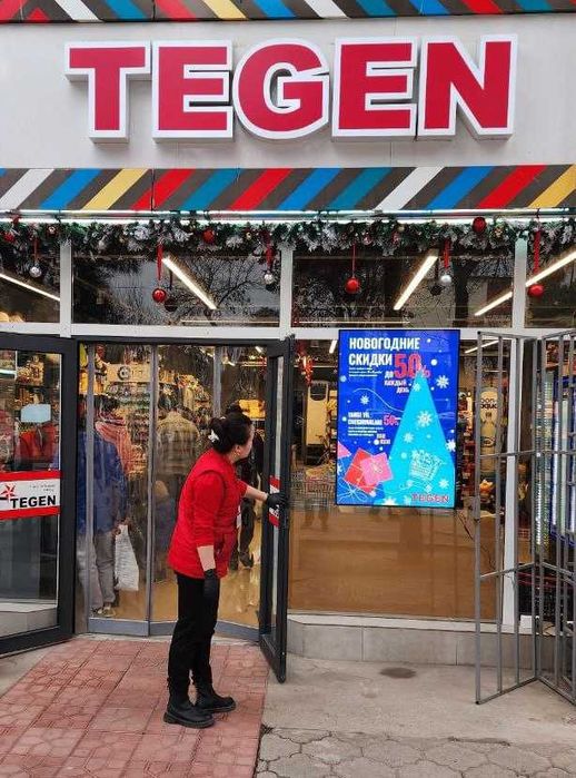 Двухсторонний подвесной короб с подвесами на тросах