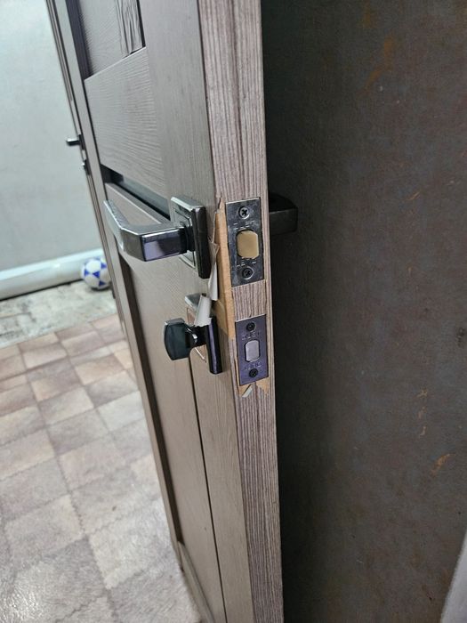 Продам дверь б/у