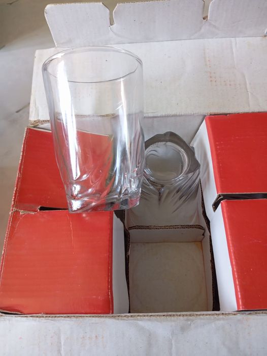Вафельница и стаканы
