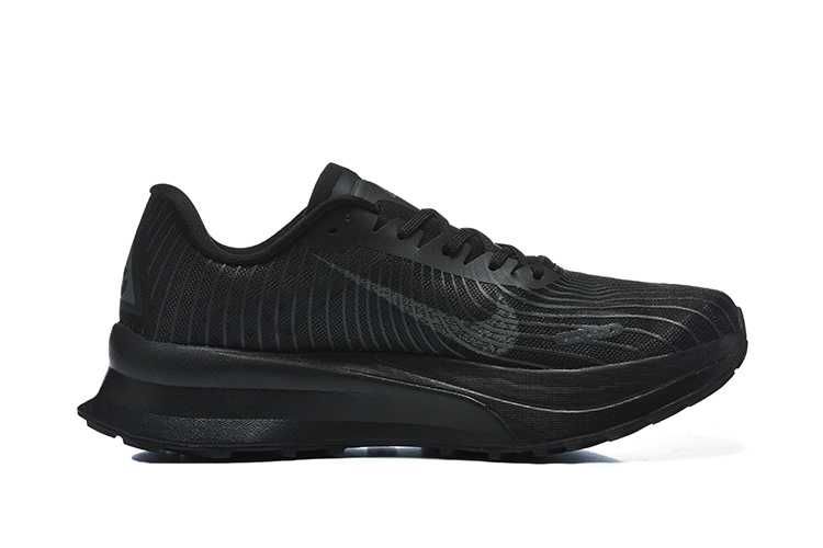 Продавам нови мъжки маратонки с кутия Nike ACG Ultrafly Trail all black
