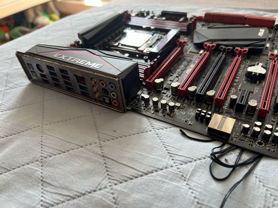 Asus rampage V Extreme + procesor 5960x perfecta pentru server