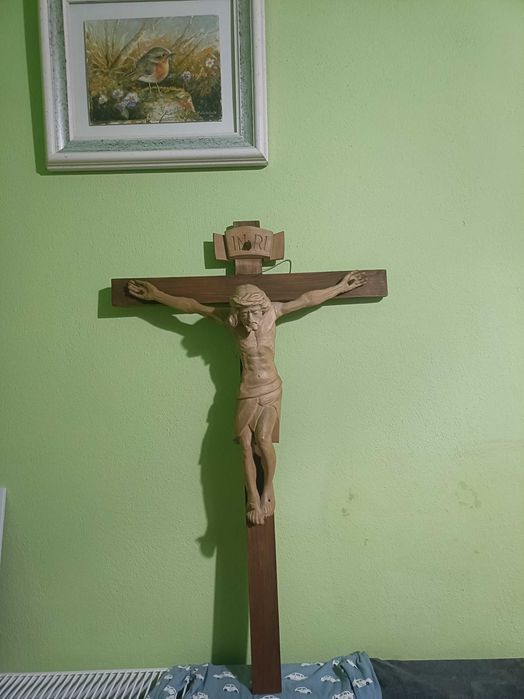 Cruce sculptata din lemn