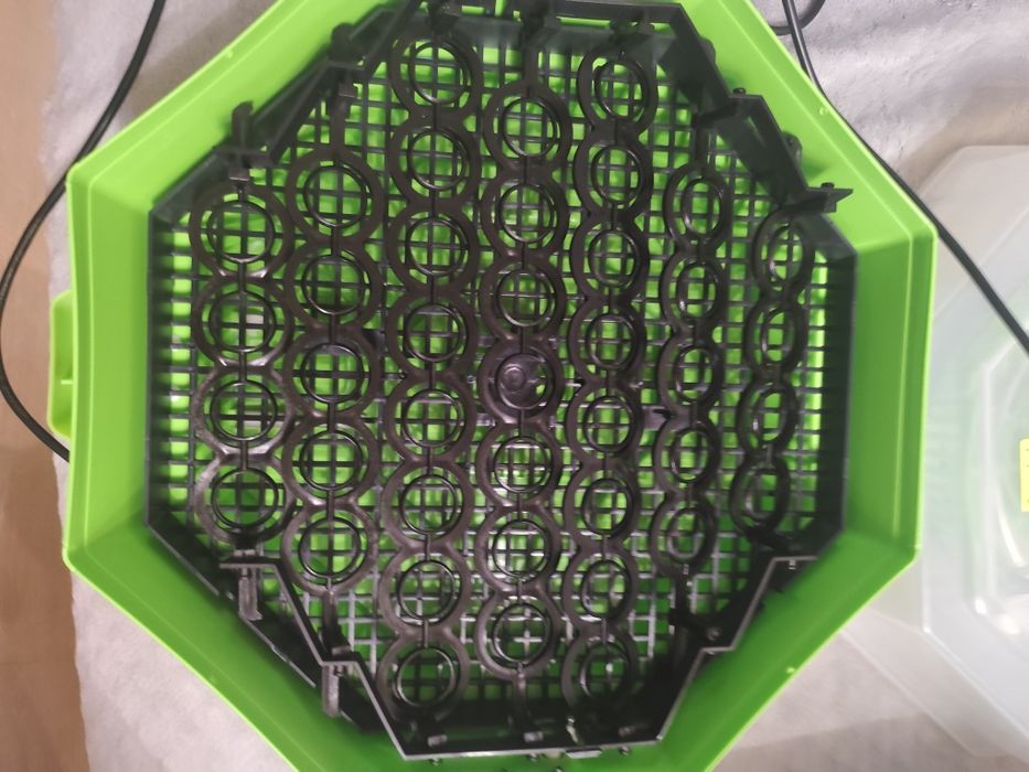 Продавам инкубатор