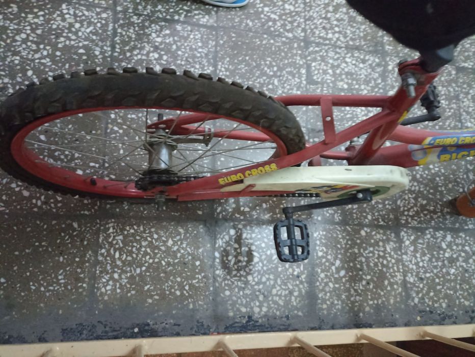 Vand 2 biciclete copii 3-6 ani cea mica si 6-10 ani cea mare.