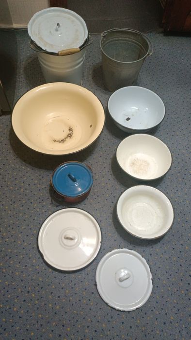 Продаются вёдра, чашки, в нормальном состоянии.
