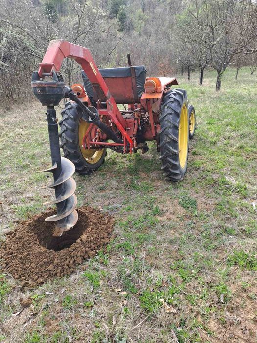 Трактор с Ямокопател