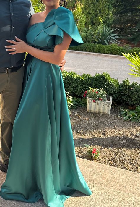 Официална дълга рокля с елегантна цепка.