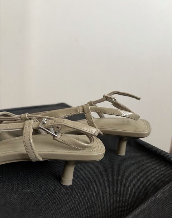 Обувки на нисък ток