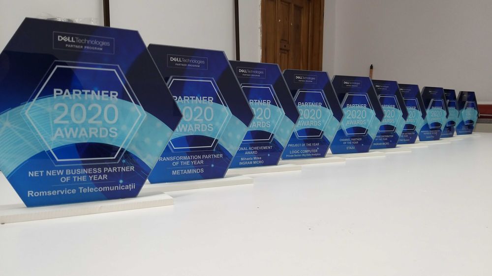 TROFEE PERSONALIZATE & CRISTALE PERSONALIZATE – Eleganță Premium pentru Orice Eveniment