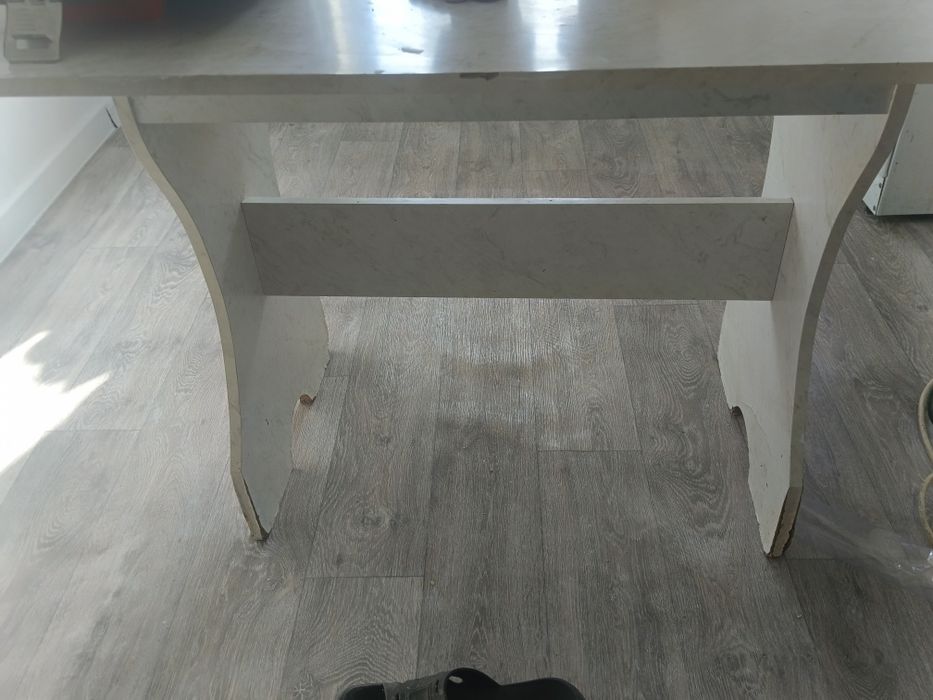 Холоделник, стол кухонный, диван