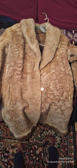 Blănuri naturale bej și negre