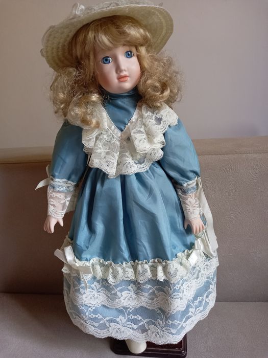 Порцеланова кукла .