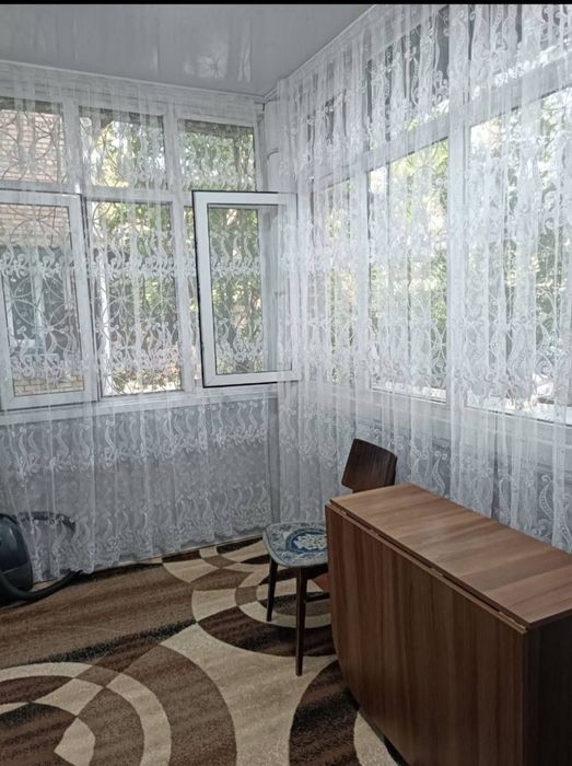 Срочно ! Чиланзар 2.  2 х комнатная кирпич 2 х 4 балкон