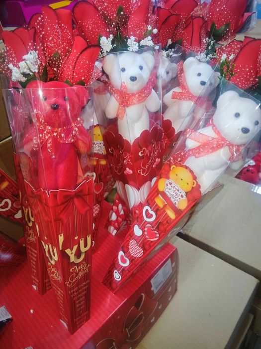 Плюшено мече - с рози в букет за подарък