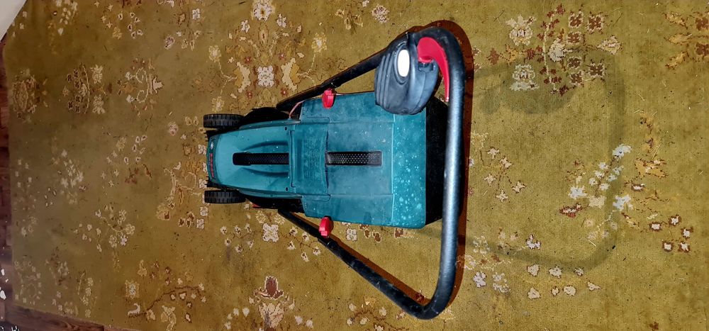 Vând mașină Tuns iarbă Bosch !