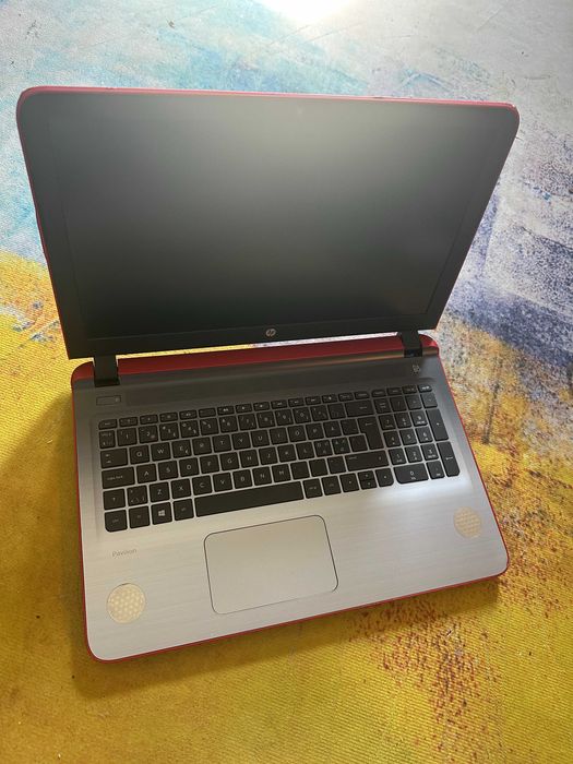 laptop Hp rosu, quadcore , video dediacat 1 gb , hdd 1tb