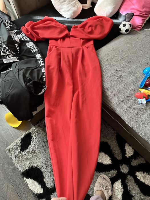 Salopetă roșie cu decolteu în V