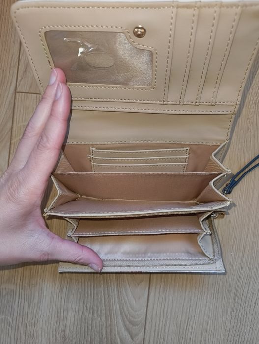 Ново портмоне  Guess