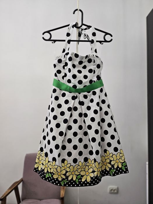 Продам платья на девочку 6-10 лет