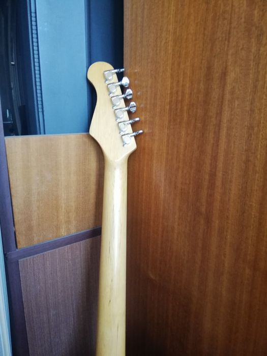 Електрическа китара Rocktile с кубе и свързващ аудио кабел