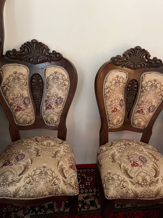 Продаются стулья орехового дерева. Состояние среднее. Цена договорная.