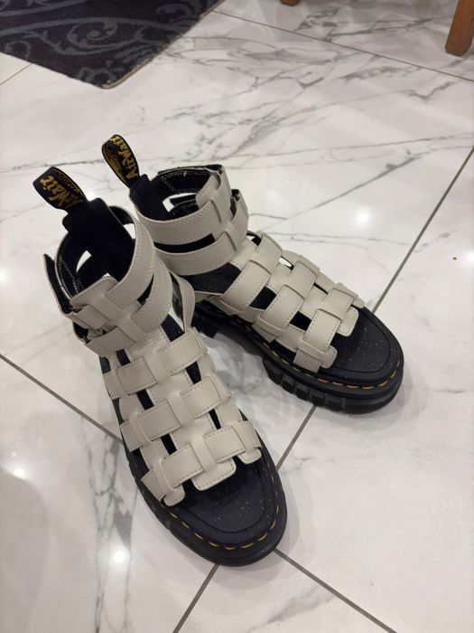 Sandale Dr. Martens crem/bej – model chunky, stare foarte bună