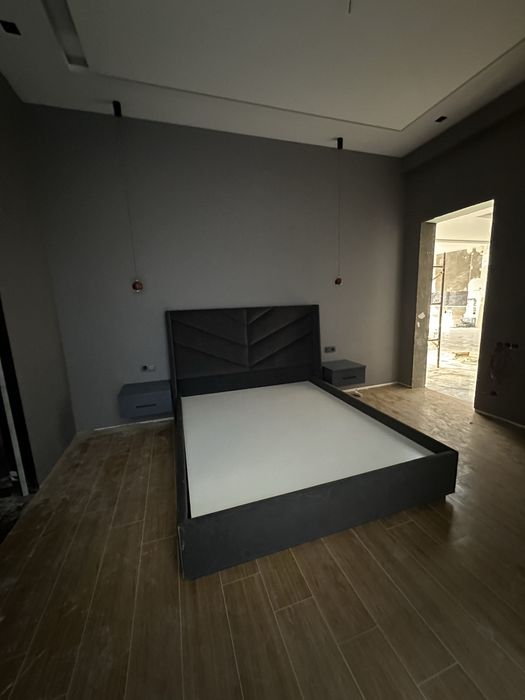 Двухспальный кровать с мягким изголовьем и бортами