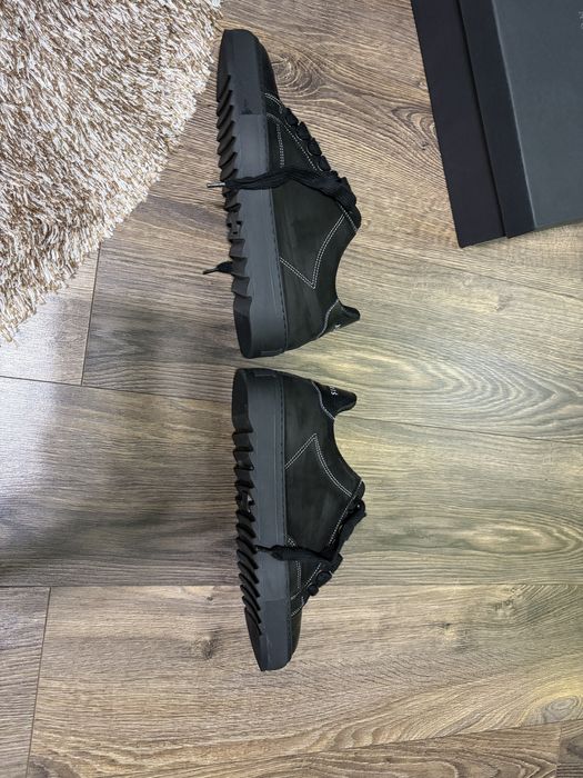 Adidasi numeris black carbon