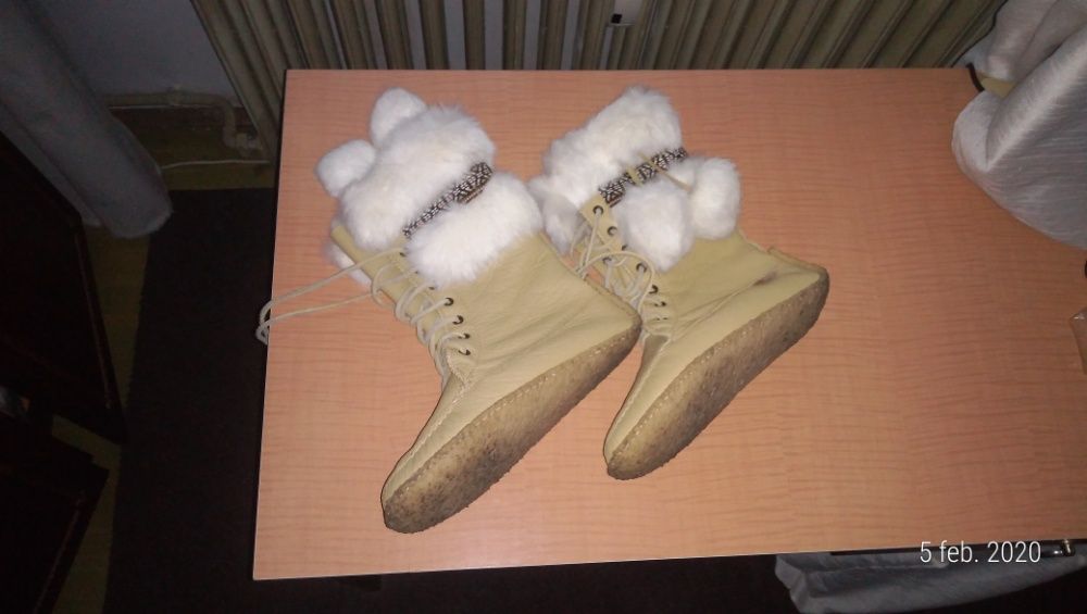 Cizme din Canada cu garnitura si ciucuri din blana de iepure